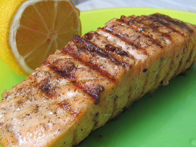 Šťavnatý steak z lososa s citronem