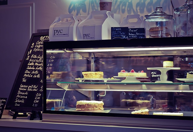 Vitrina de postres en una cafeteria