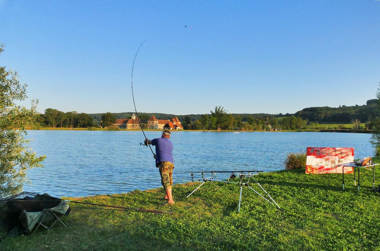 Fotografie rybáře s lovným zařízením na kapra