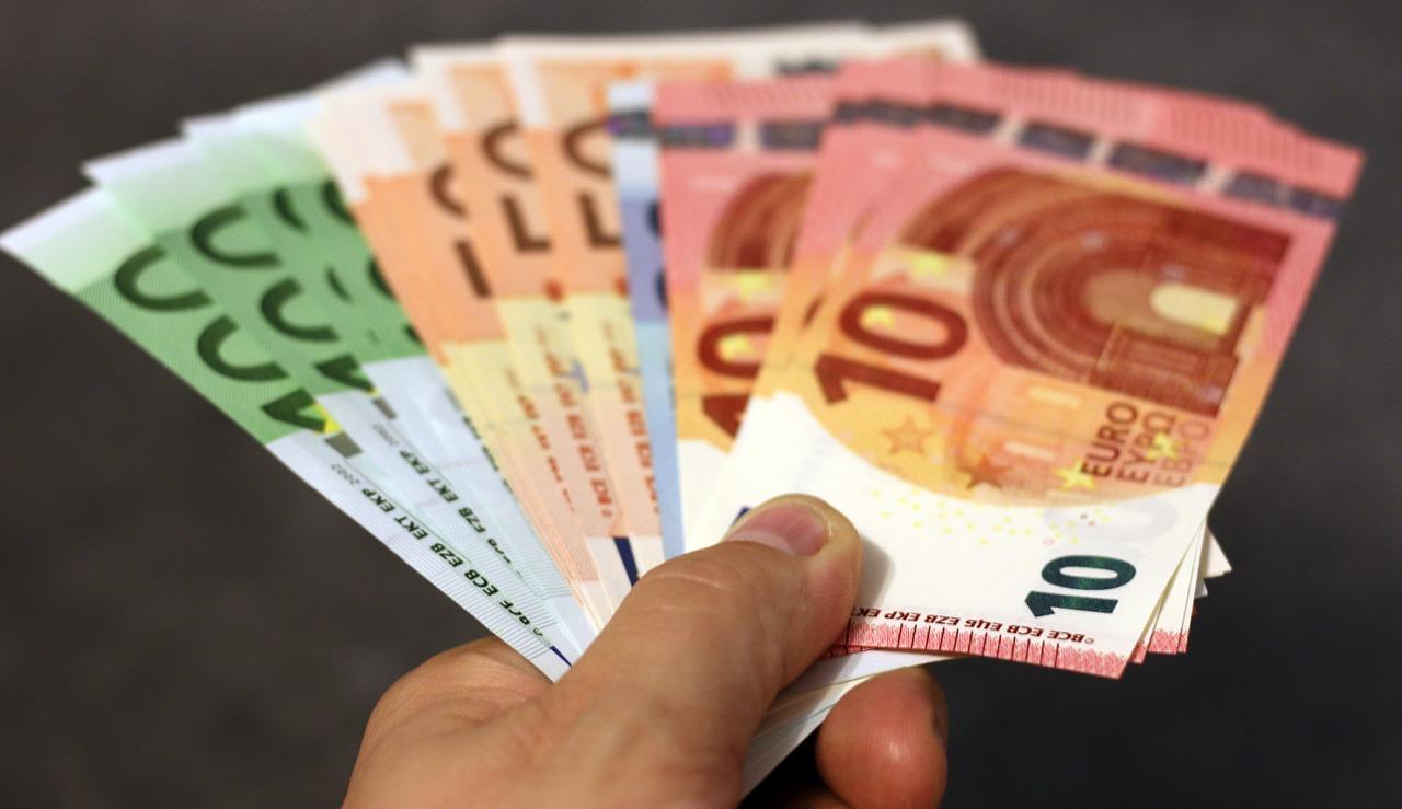 Euro poznámky v lidské ruce