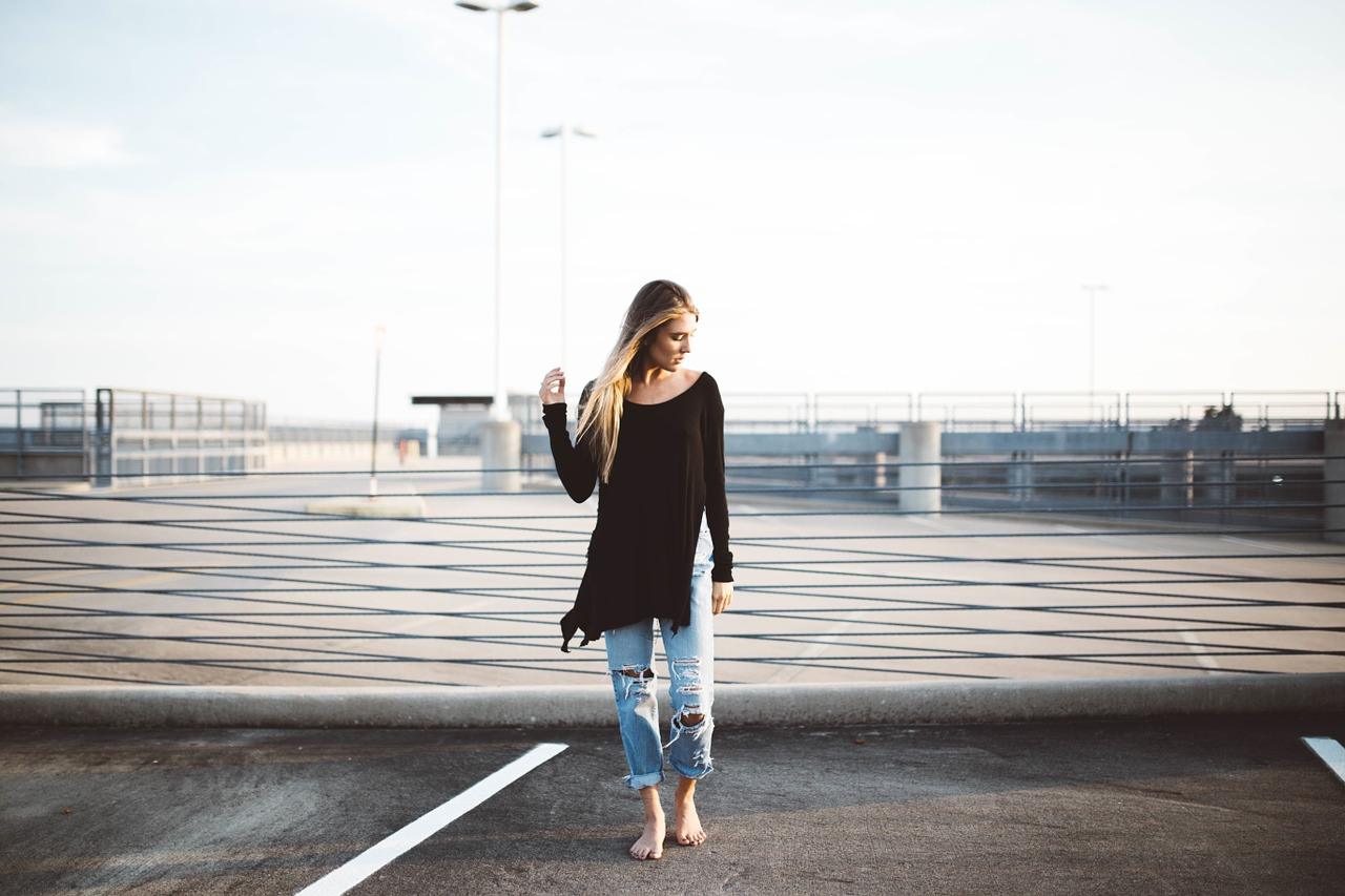 Ragazza in abiti stile casual.