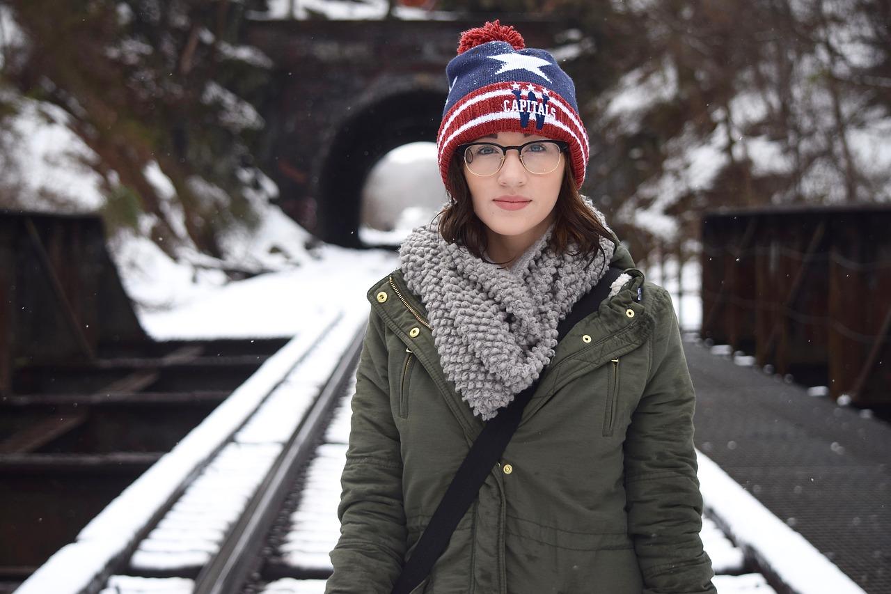 Cappello lavorato a maglia alla moda