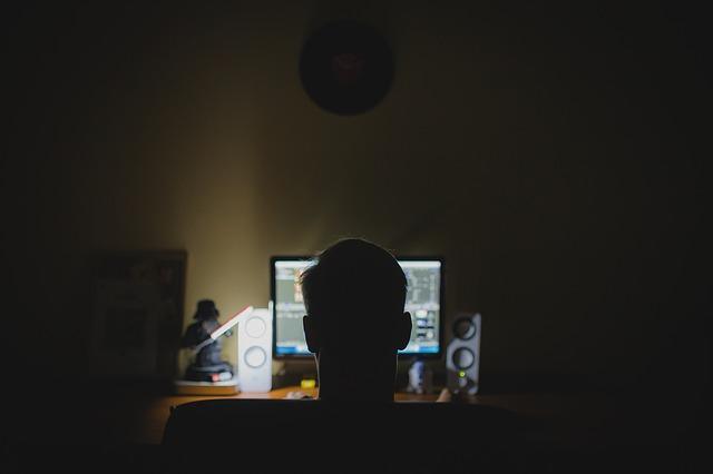 Hacker sedí u počítače