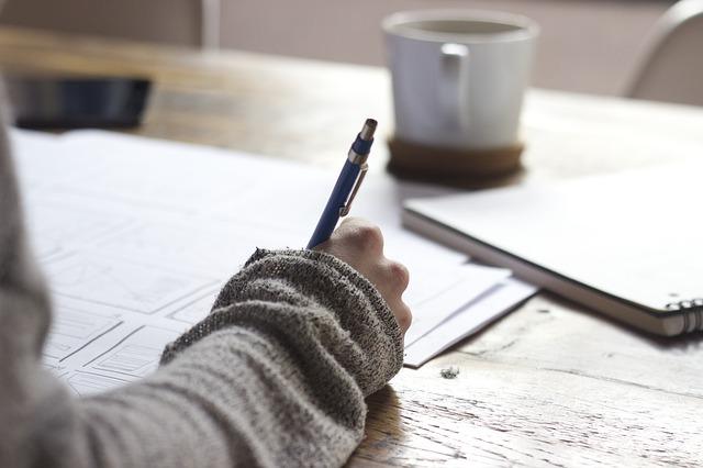 La ragazza scrive magnificamente con una penna