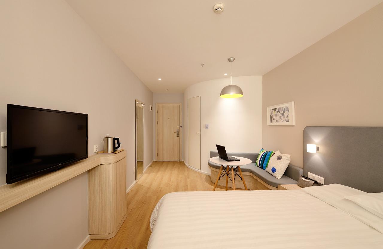 Fotografie sádrokartonového stropu v hotelu