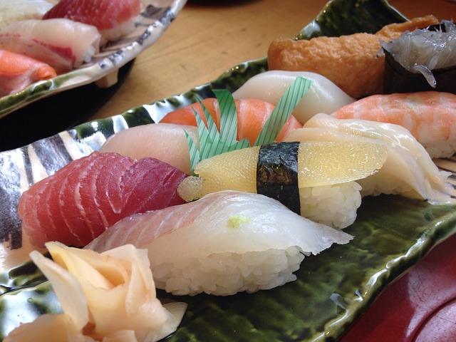 Různé druhy sushi