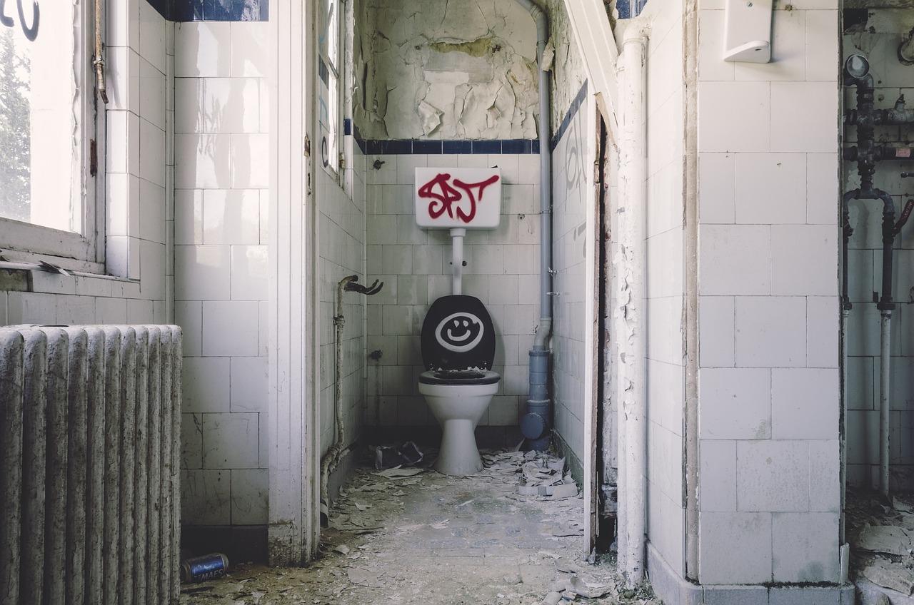 Fotografie koupelny před opravou