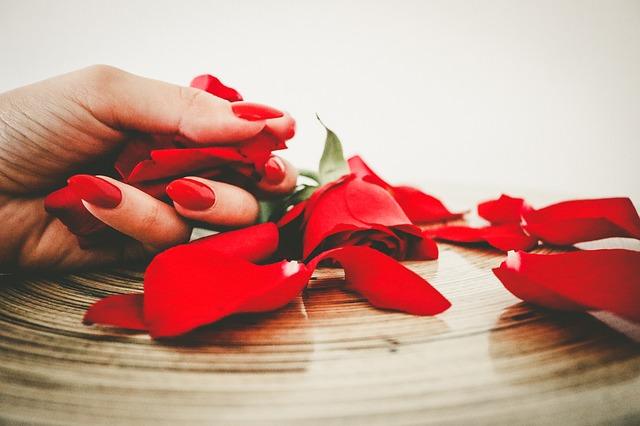 Belle unghie di colore rosso
