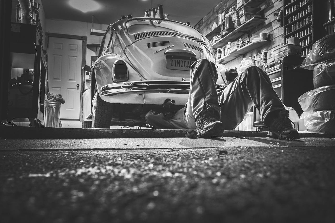 Preparare un'auto per dipingere in un garage