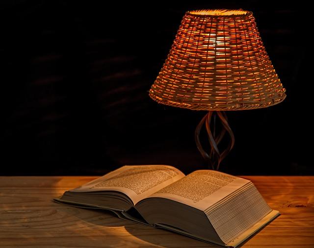Krásná stolní lampa a kniha
