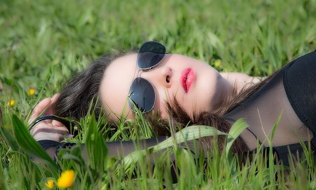 La donna sta trovandosi sull'erba