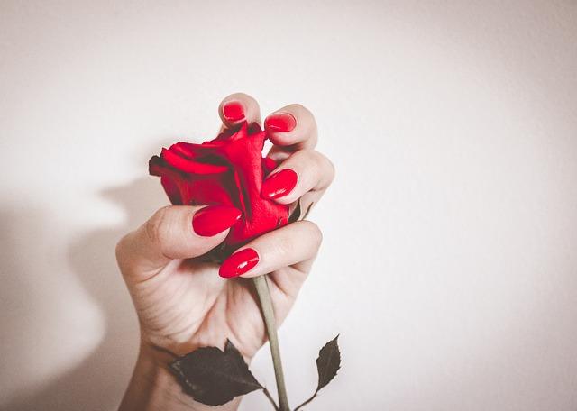 La donna tiene una rosa in mano