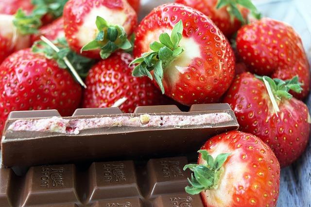 Leckere Schokolade und Erdbeeren