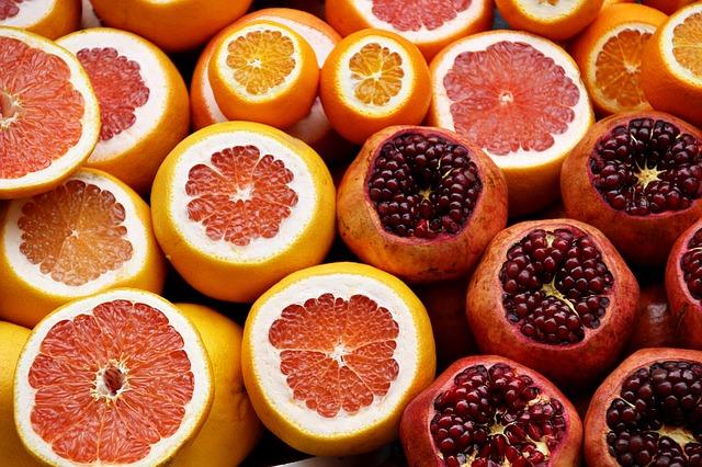 Granatapfel und Orangen auf der Theke servieren