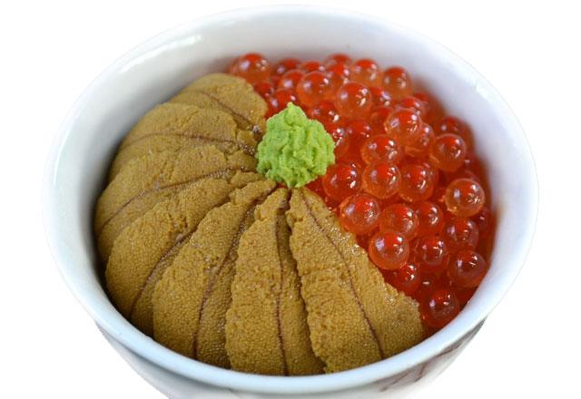 Růžový lososový kaviár a štika s wasabi