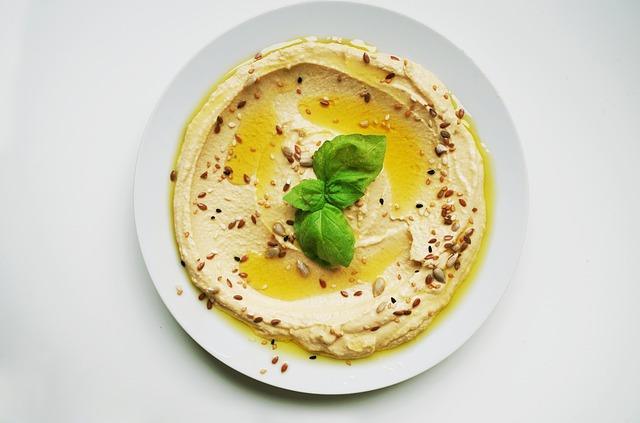Hummus na talíři s mátou