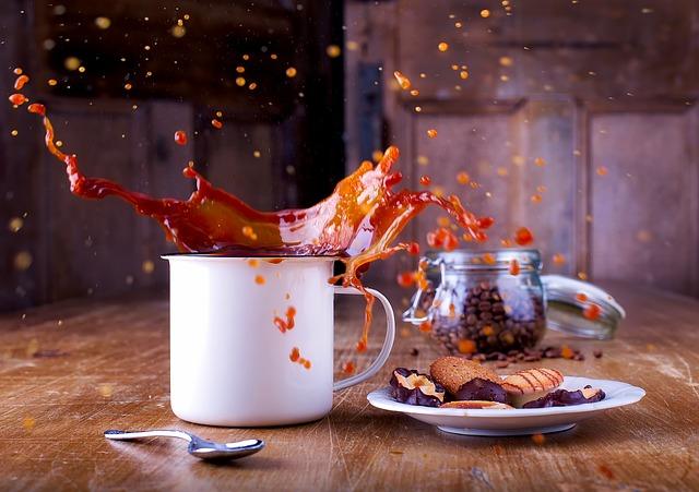 Collage di foto con schizzi di caffè