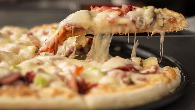 Fotografie z čerstvé pizzy se sýrem