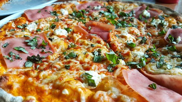 Fotografie tenké pizzy bez kvasinek se slaninou