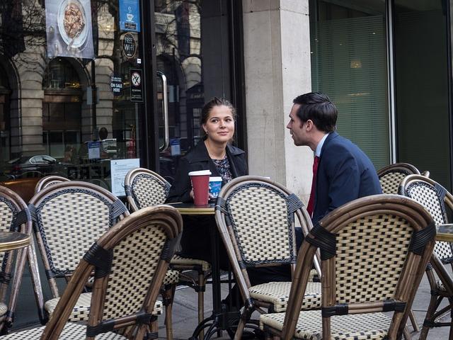 Tipus parlant amb una noia en un cafè