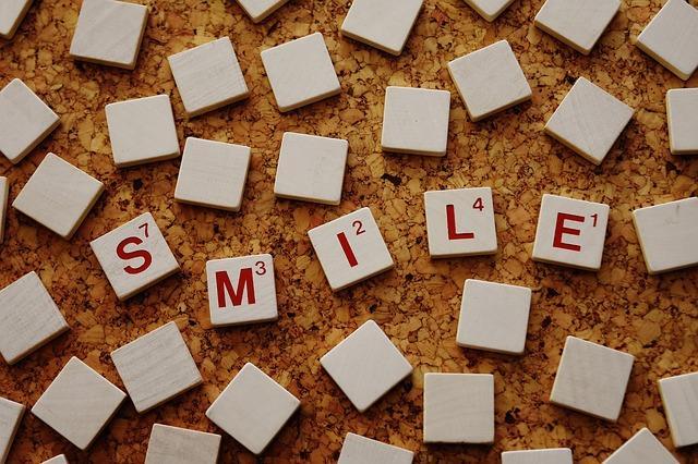 Kubu foto ar uzrakstu Smile