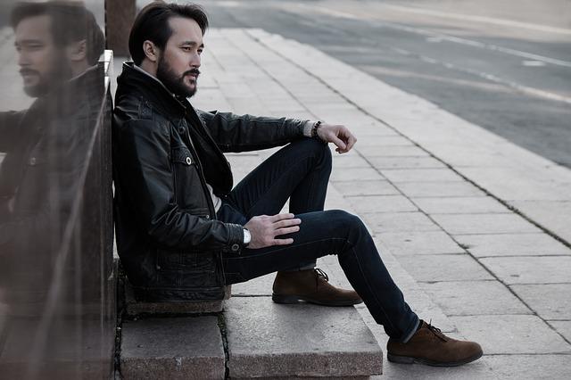 Stylový muž s plnovousem a knírem