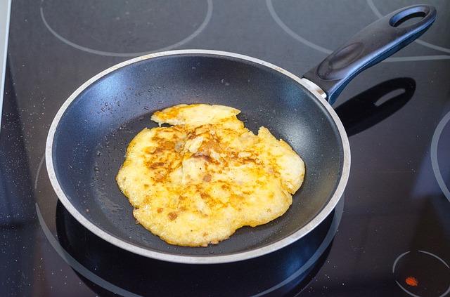 Vaření omeletu v pánvi
