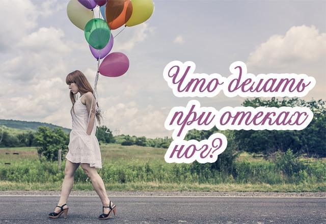 Dívka s balónky jede na silnici.
