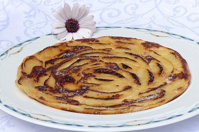 Pancake alla crema su un piatto