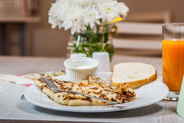 Pancakes a colazione con succo di frutta