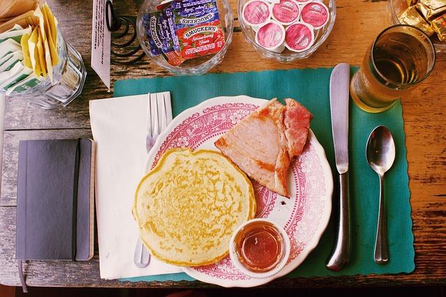 Foto dei pancake sottili su siero