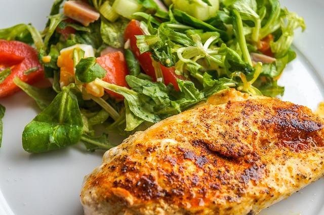 Saftiges Hühnerfilet mit Salat