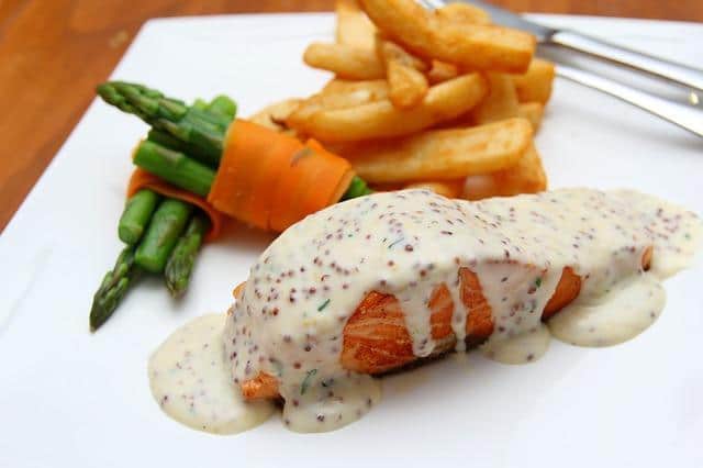 Červený rybí steak se smetanovou omáčkou