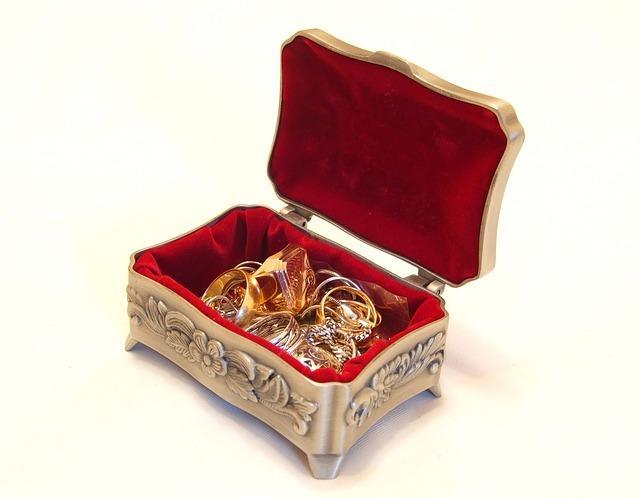 Cofanetto con gioielli in oro