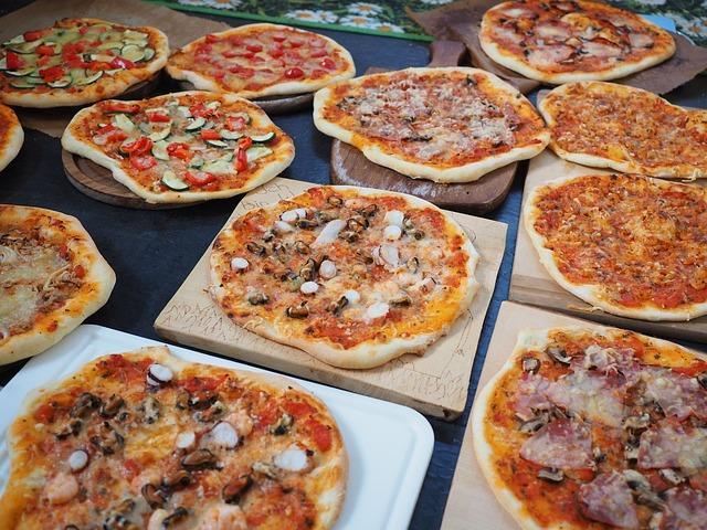 Různé druhy pizzy na stole