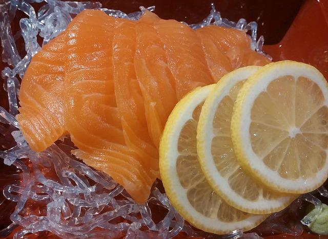 Pezzi di pesce rosso al limone