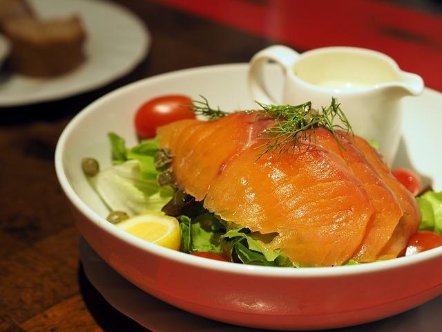 Foto del salmone rosa salato su un piatto