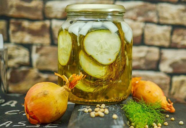 Cetrioli sottaceto in un barattolo