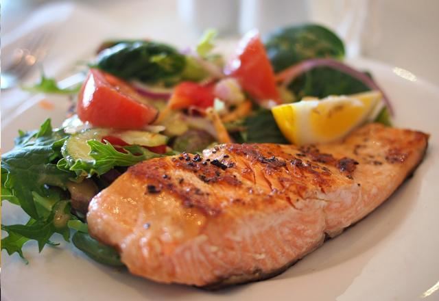 Salmone rosso al forno con verdure