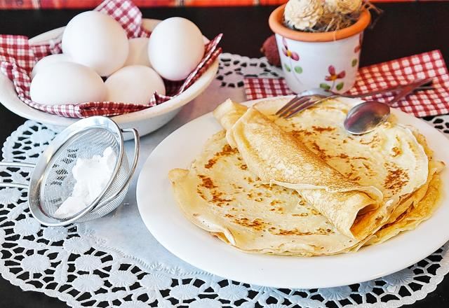 Hromadu palačinek na kvašené pečené mléko