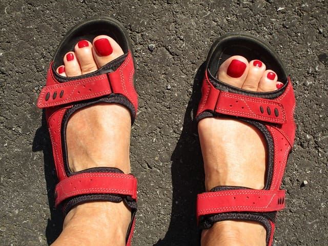 Piedi con una pedicure rossa
