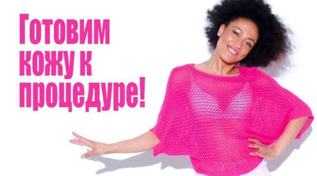 Meitene rozā džemperī