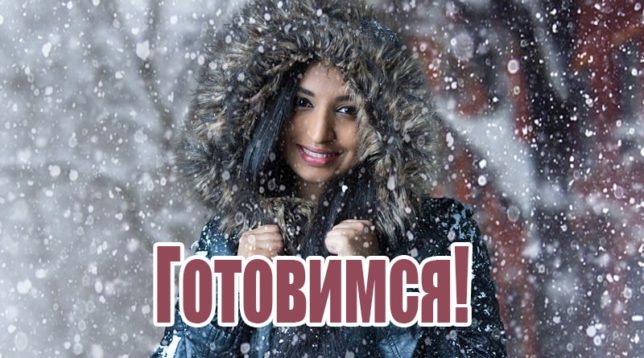 Noia amb jaqueta sota la neu