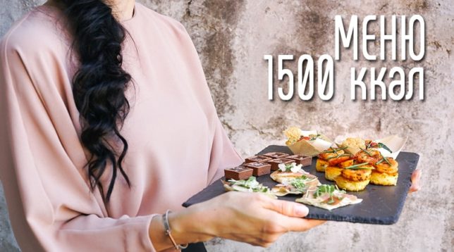 Ragazza con un piatto di cibo