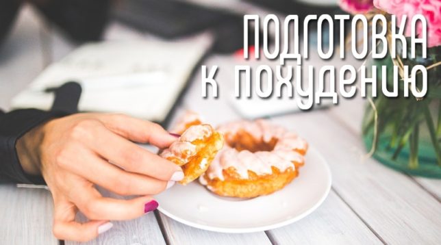 La donna mangia una ciambella