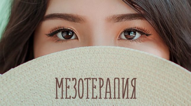 Dívka skrývá tvář za kloboukem